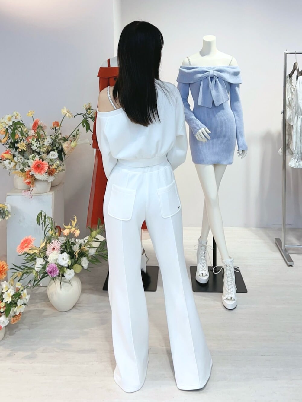 ホワイト系のスウェット、ホワイト系のその他パンツを着用したレディースの冬コーディネートの3枚目の写真