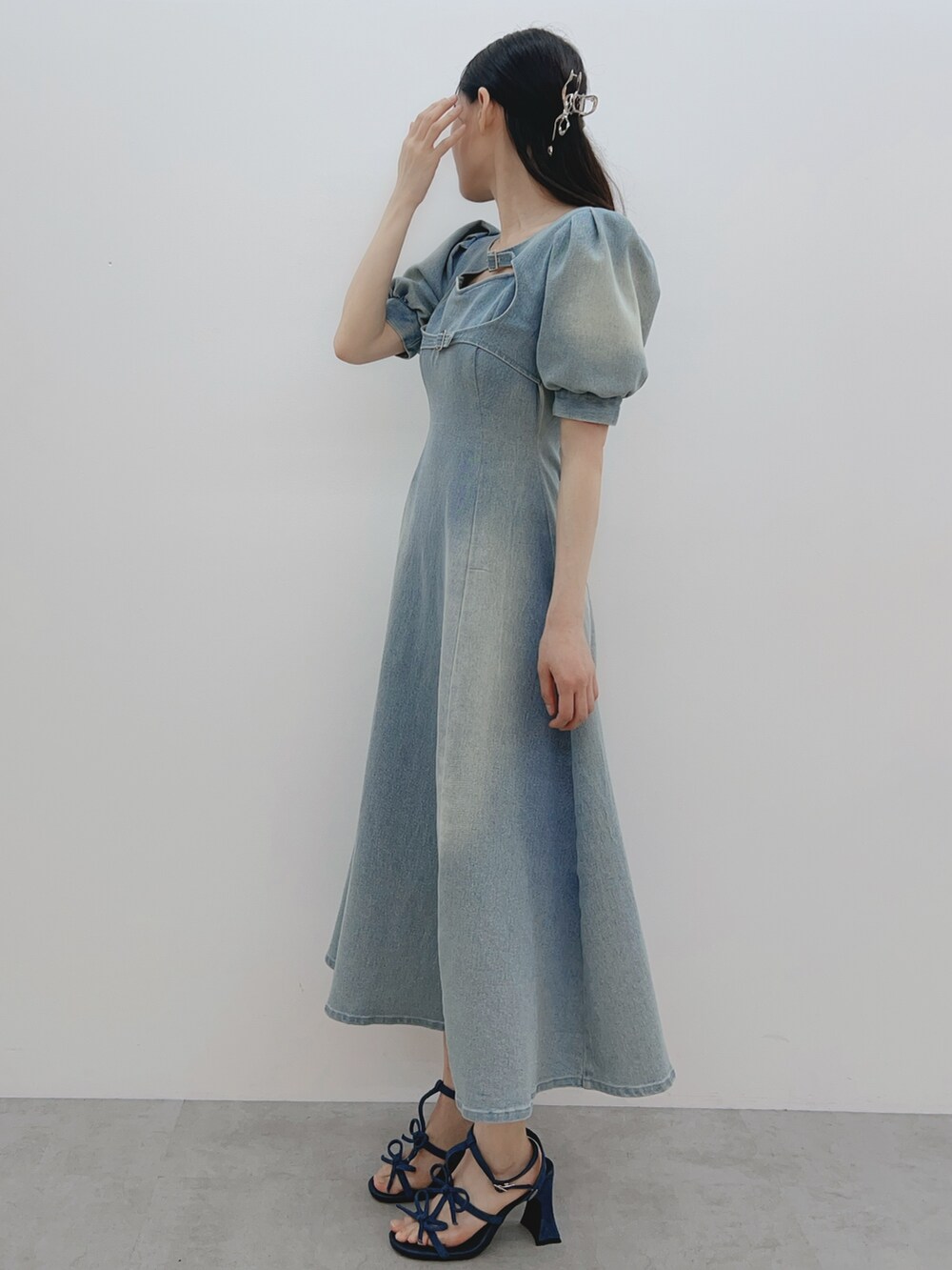 ブルー系のワンピース、ブルー系のサンダル、シルバー系のバレッタ/ヘアクリップを着用したレディースの春コーディネートの5枚目の写真