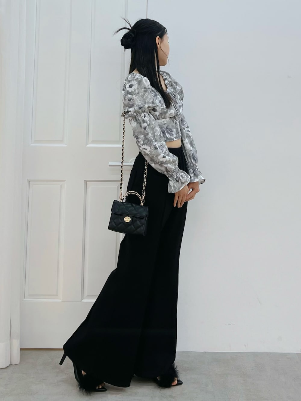 グレー系のシャツ/ブラウス、ブラック系のその他パンツ、ブラック系のハンドバッグを着用したレディースの冬コーディネートの2枚目の写真