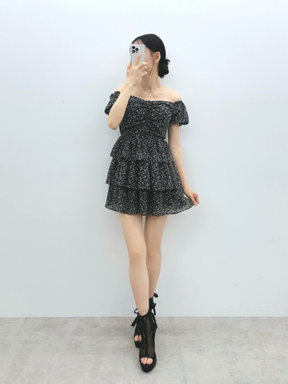 ブラック系のハンドバッグ、ブラック系のサンダル、ブラック系のワンピースを着用したレディースの夏コーディネートの2枚目の写真