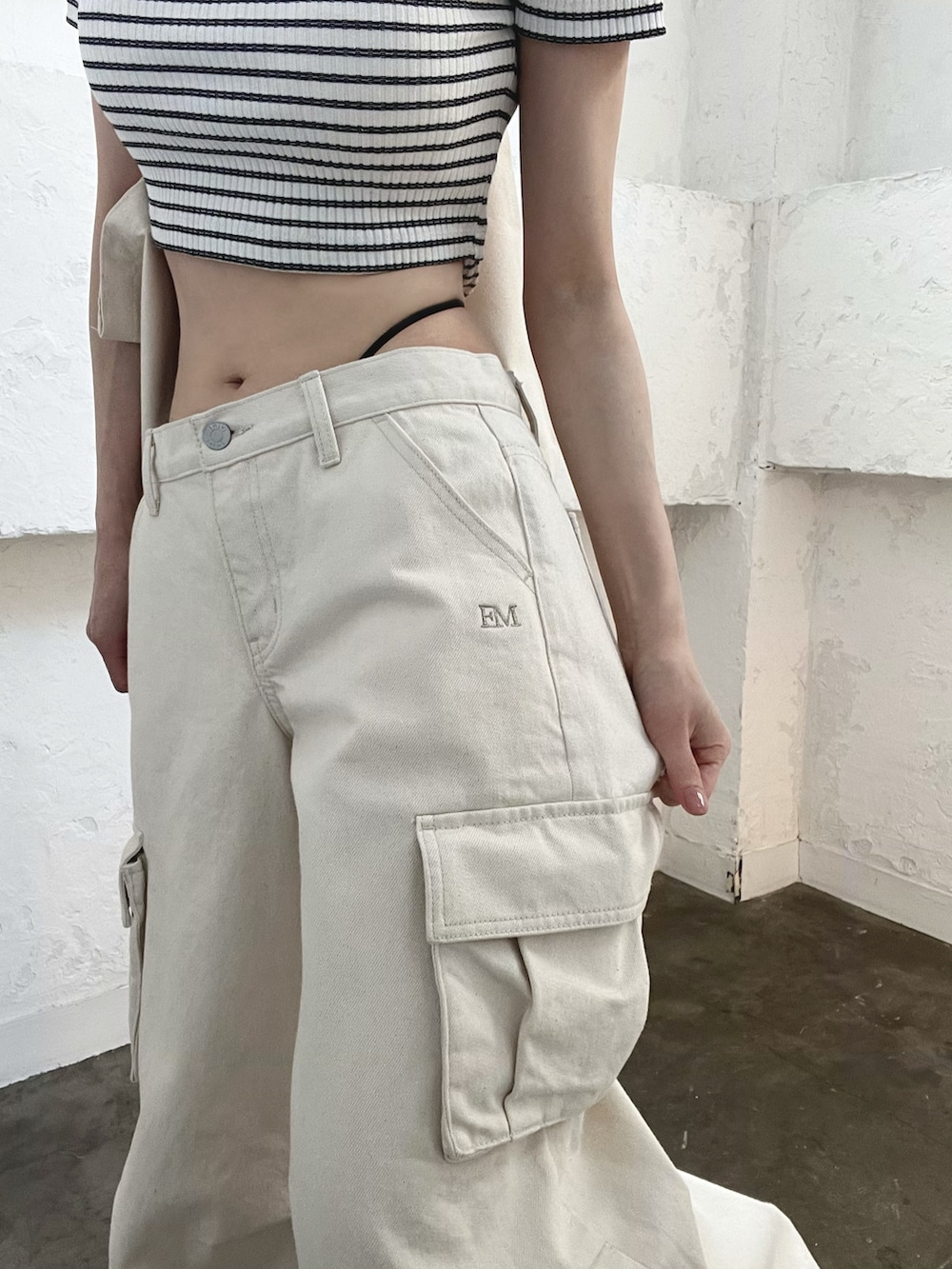 ホワイト系のデニムパンツ、その他のTシャツ/カットソー、ホワイト系のブーツを着用したレディースの春コーディネートの7枚目の写真