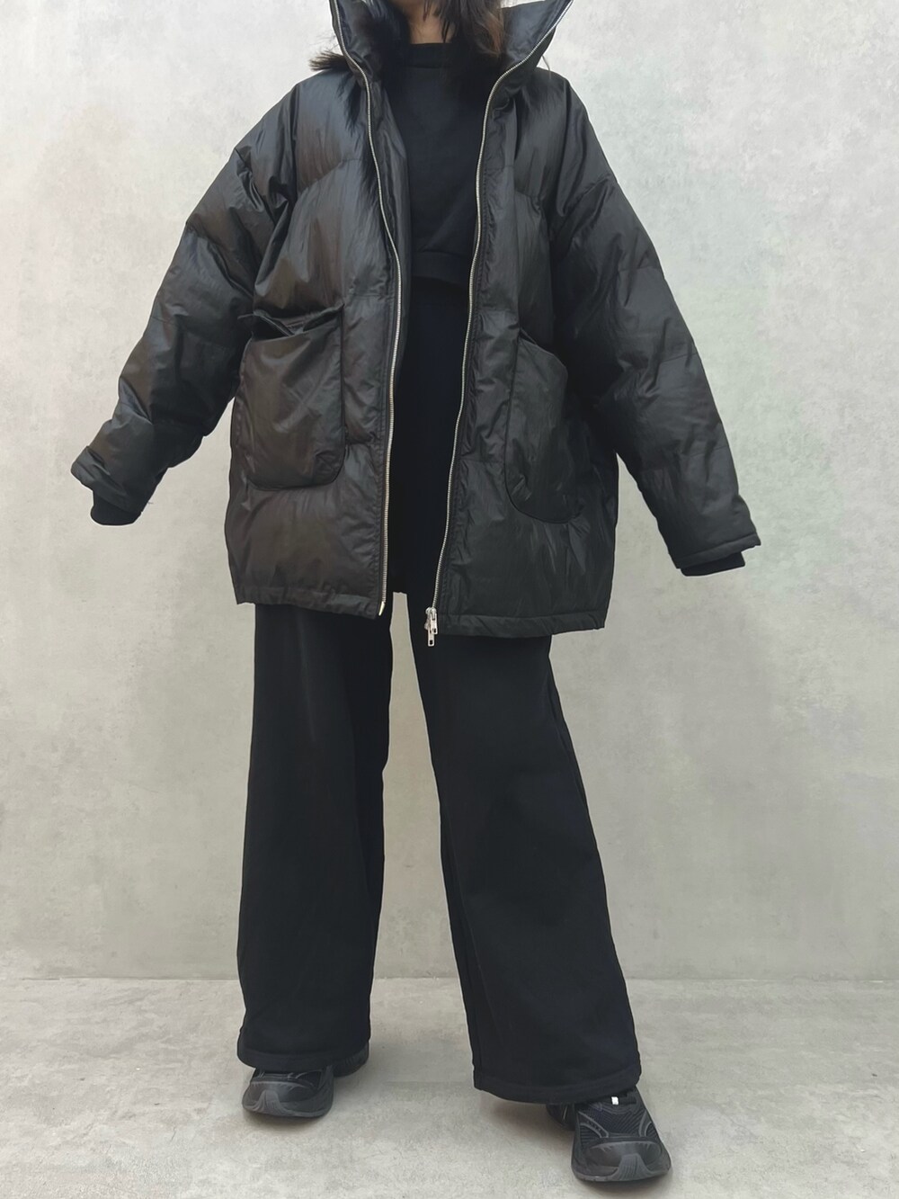 ブラック系のブルゾン、ブラック系のその他パンツ、ブラック系のTシャツ/カットソーを着用したレディースの冬コーディネートの4枚目の写真