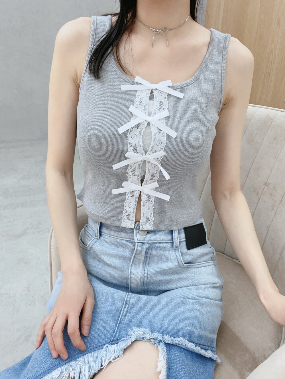ホワイト系のサンダル、ブルー系のデニムスカート、グレー系のタンクトップを着用したレディースの春コーディネートの6枚目の写真