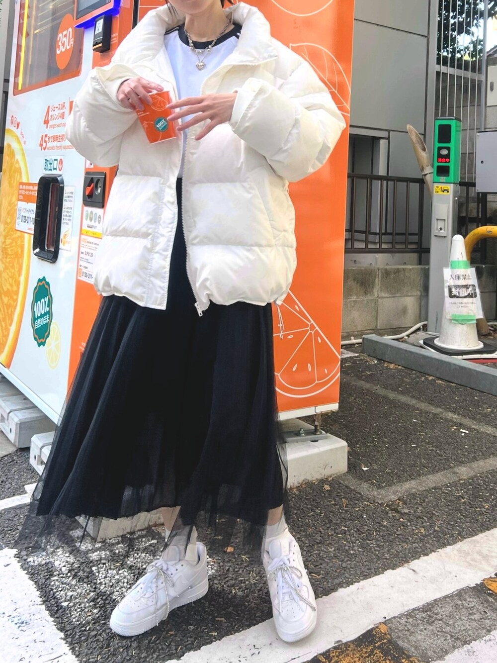 ホワイト系のダウンジャケット/コートを着用したレディースの秋コーディネートの7枚目の写真