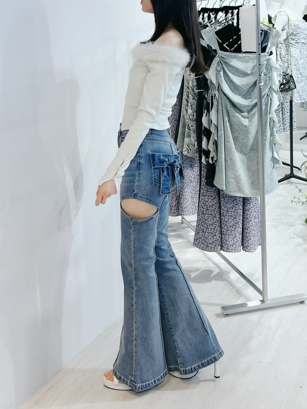 ブルー系のデニムパンツ、ホワイト系のTシャツ/カットソー、ホワイト系のサンダルを着用したレディースの夏コーディネートの2枚目の写真