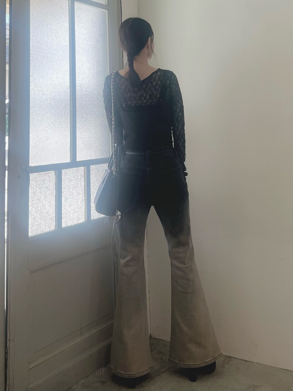 ブラック系のデニムパンツ、ブラック系のTシャツ/カットソー、ブラック系のTシャツ/カットソーを着用したレディースの春コーディネートの4枚目の写真