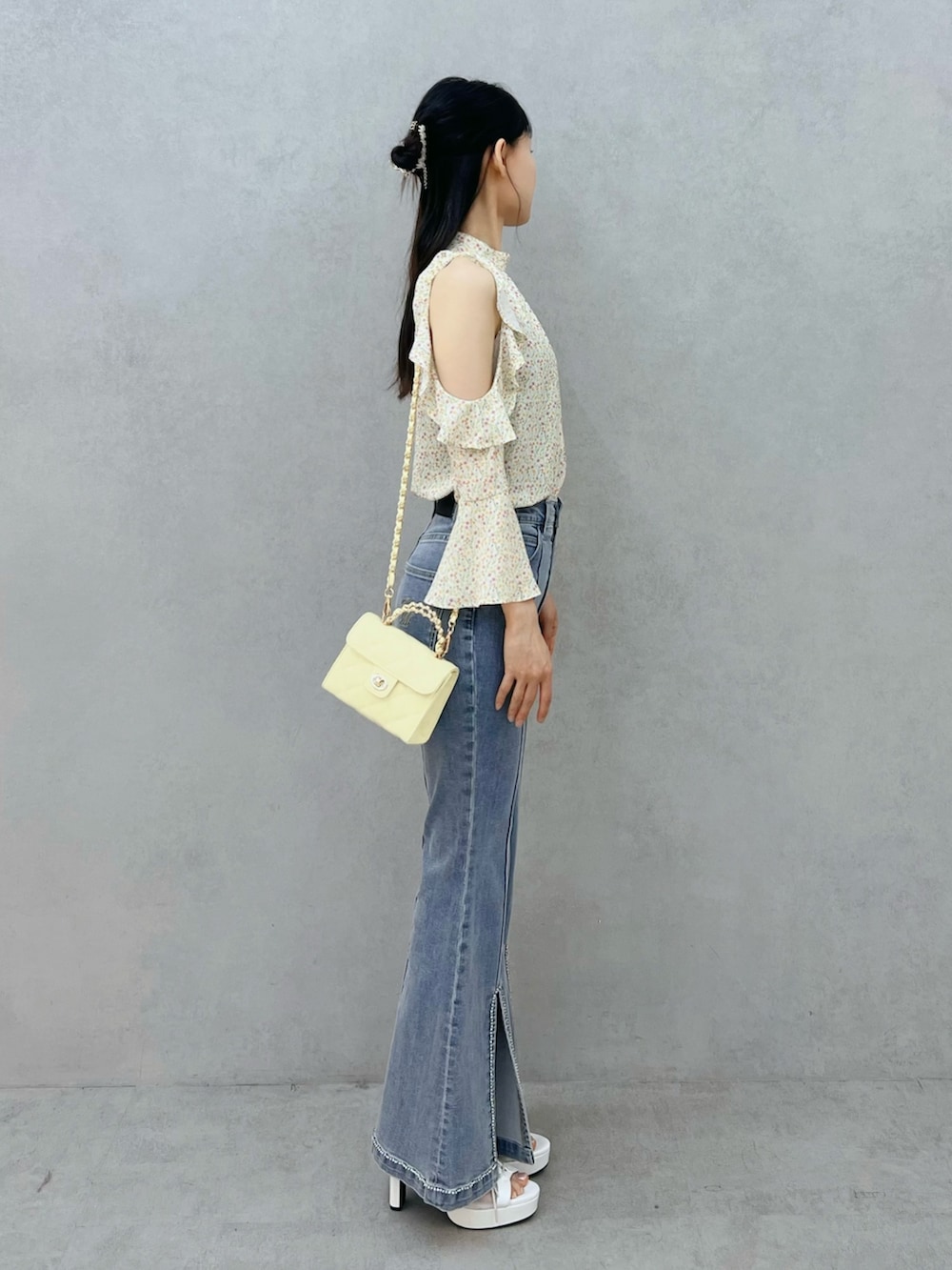 イエロー系のシャツ/ブラウス、ブルー系のデニムパンツ、ホワイト系のブーツを着用したレディースの春コーディネートの2枚目の写真