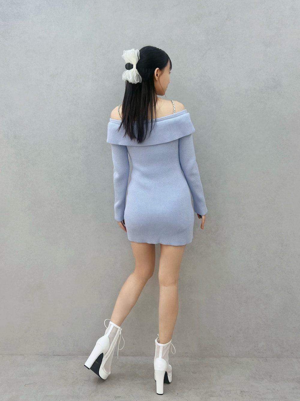 ブルー系のワンピース、ホワイト系のブーツ、ホワイト系のバレッタ/ヘアクリップを着用したレディースの冬コーディネートの3枚目の写真