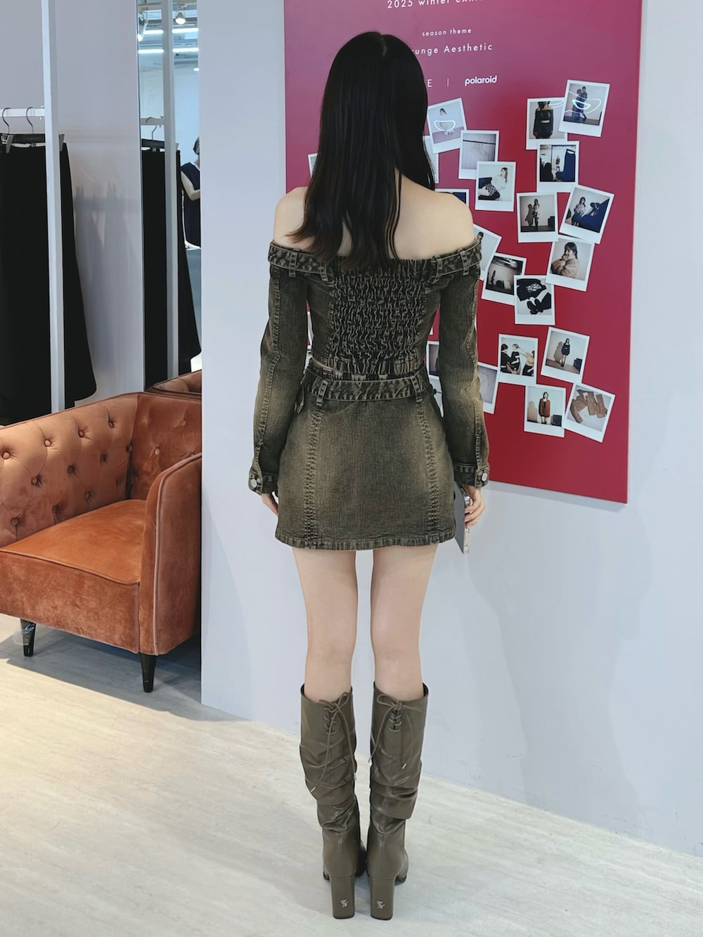 ブラウン系のデニムスカート、ブラウン系のその他トップス、ブラウン系のブーツを着用したレディースの秋コーディネートの3枚目の写真