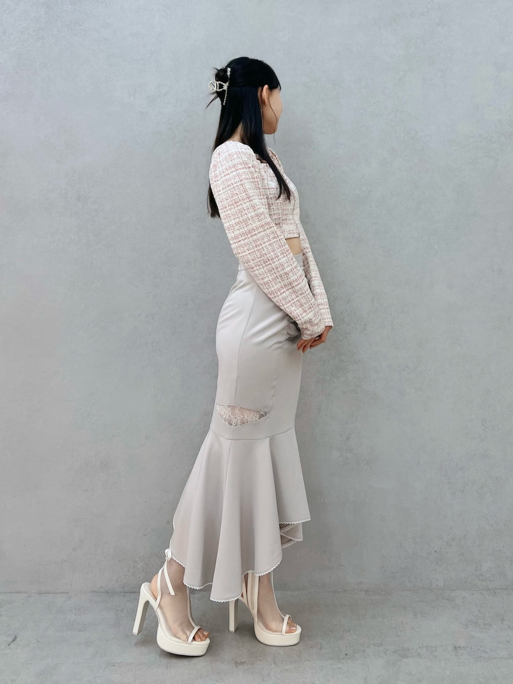 グレー系のスカート、ホワイト系のサンダル、ピンク系のシャツ/ブラウスを着用したレディースの春コーディネートの2枚目の写真