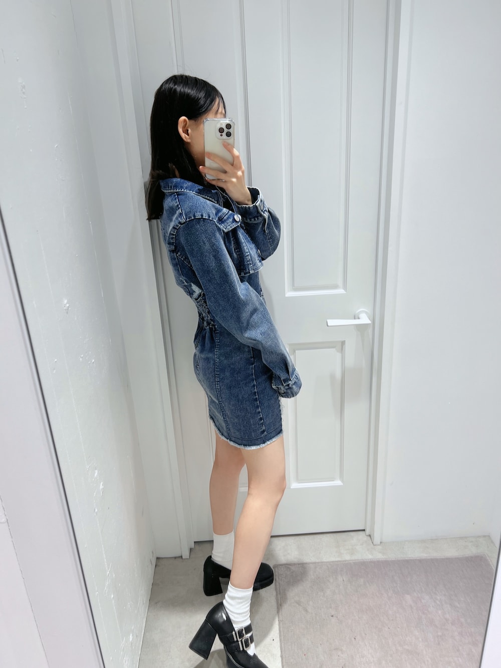 ブルー系のワンピース、ブラック系のパンプス、ホワイト系のその他アンダーウェア/インナーを着用したレディースの春コーディネートの4枚目の写真