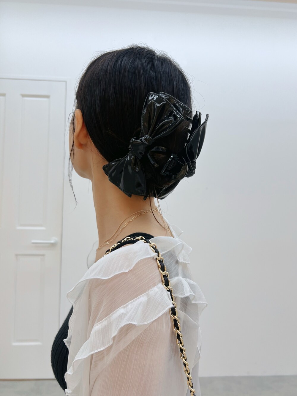 ブラック系のその他パンツ、ブラック系のサンダル、ブラック系のショルダーバッグを着用したレディースの夏コーディネートの7枚目の写真