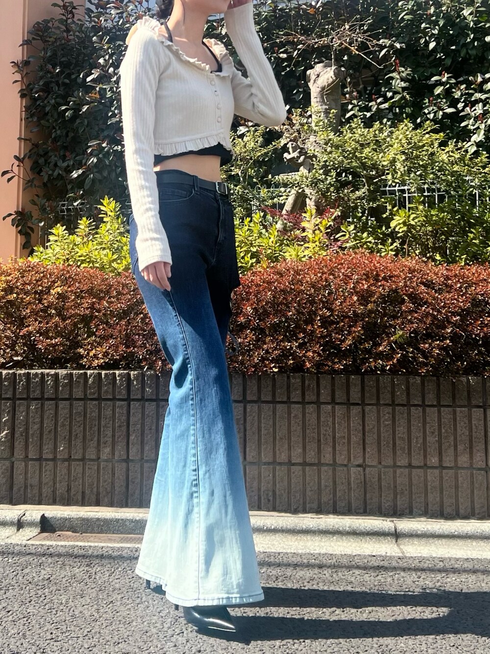 ブルー系のデニムパンツ、ホワイト系のTシャツ/カットソーを着用したレディースの春コーディネートの2枚目の写真