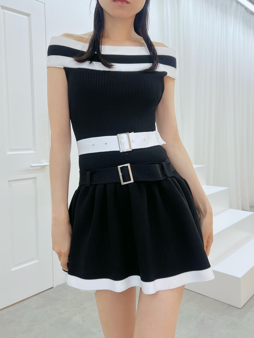 ブラック系のワンピース、その他のブーツを着用したレディースの秋コーディネートの6枚目の写真