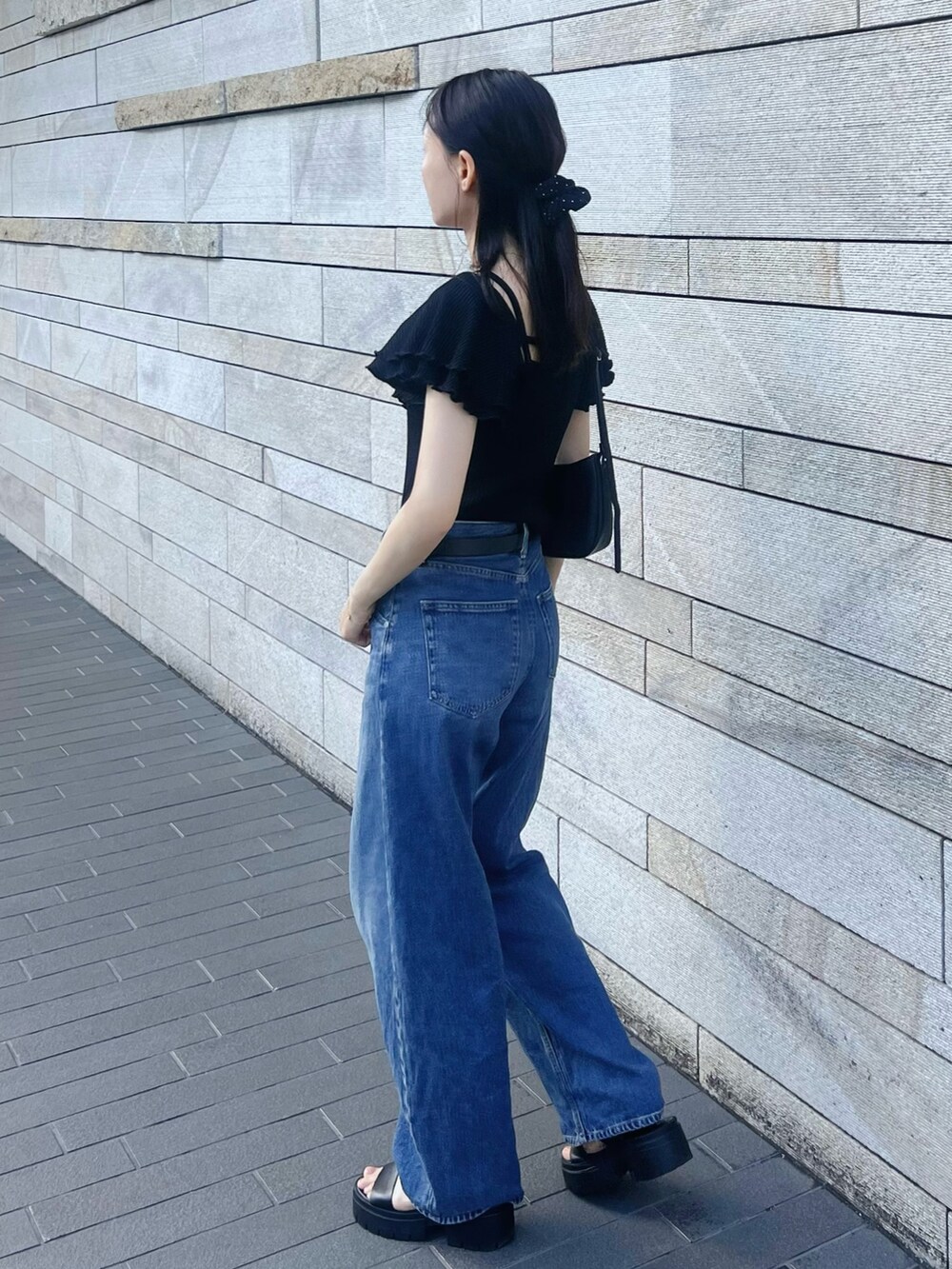 ブラック系のTシャツ/カットソーを着用したレディースの夏コーディネートの2枚目の写真