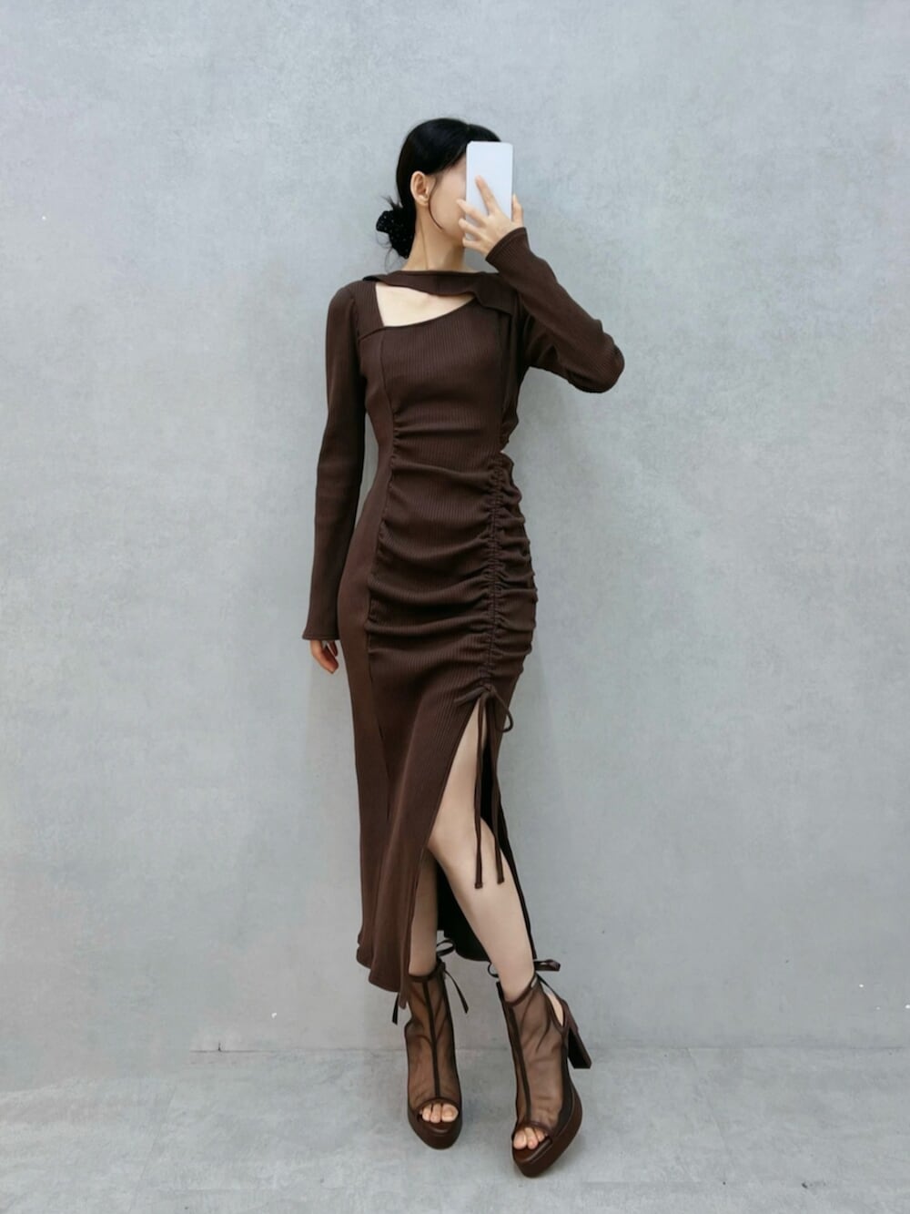 ブラウン系のサンダル、ブラック系のワンピースを着用したレディースの秋コーディネートの6枚目の写真