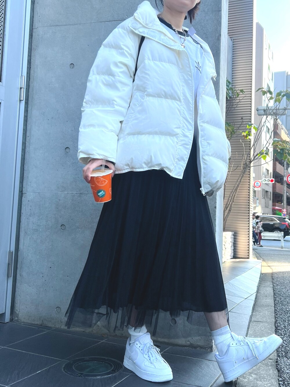 ホワイト系のダウンジャケット/コートを着用したレディースの秋コーディネートの2枚目の写真