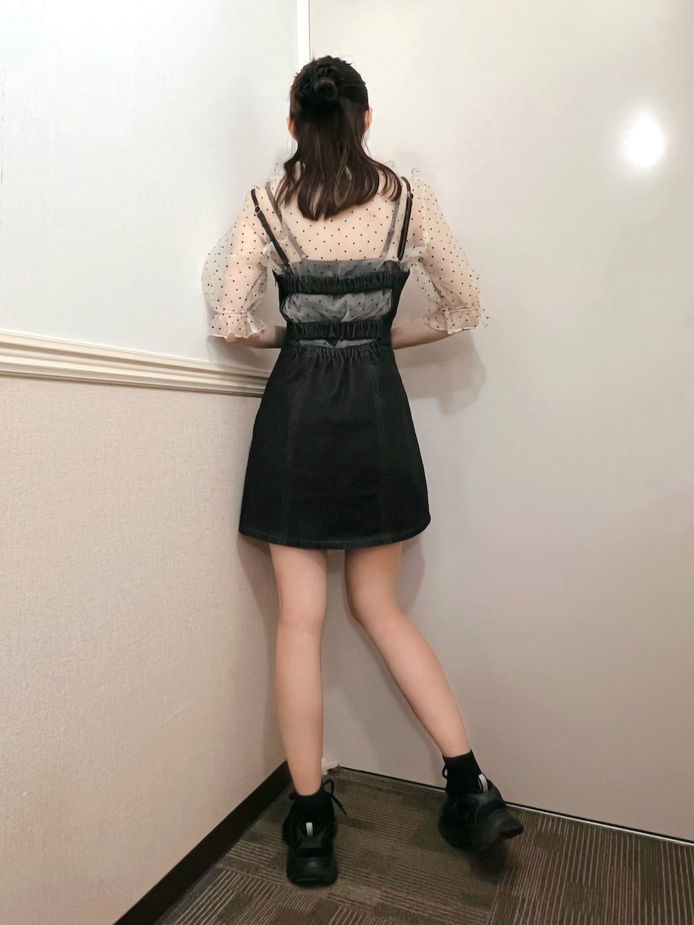 ブラック系のワンピースを着用したレディースの夏コーディネートの4枚目の写真