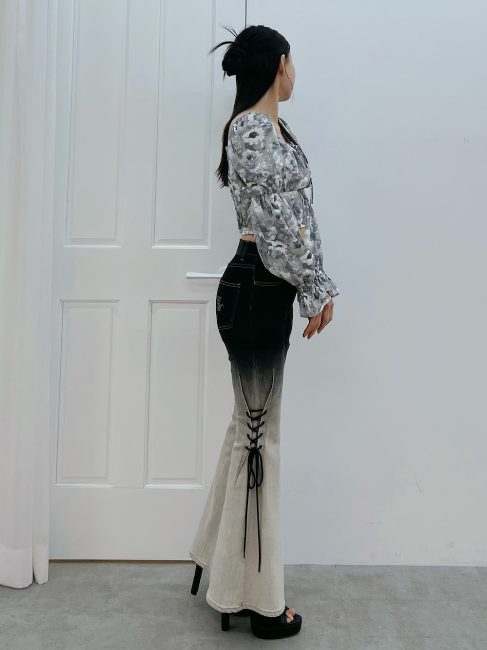 その他のデニムパンツ、ブラック系のブーツ、グレー系のシャツ/ブラウスを着用したレディースの冬コーディネートの2枚目の写真