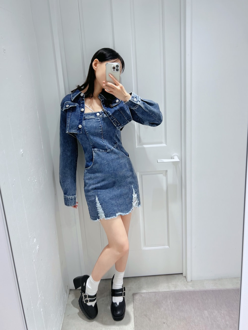 ブルー系のワンピース、ブラック系のパンプス、ホワイト系のその他アンダーウェア/インナーを着用したレディースの春コーディネートの3枚目の写真