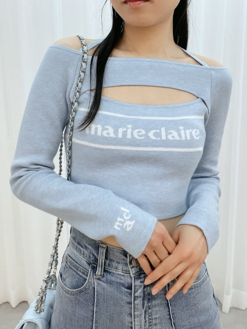 ホワイト系のブーツ、ブルー系のニット/セーター、ブルー系のデニムパンツを着用したレディースの冬コーディネートの5枚目の写真