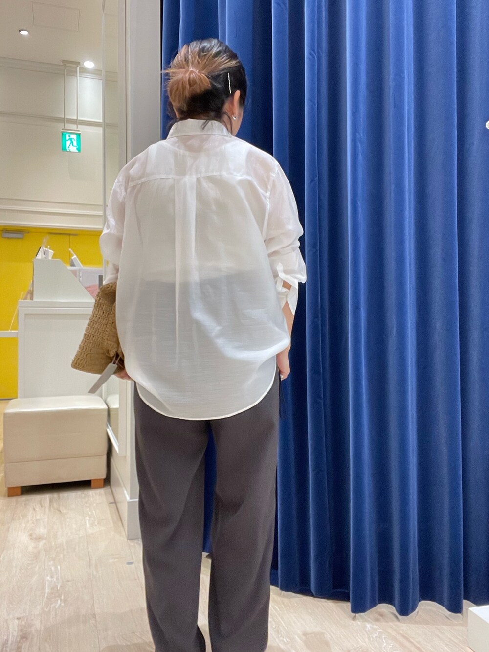 ホワイト系のシャツ/ブラウス、グレー系のその他パンツを着用したレディースの夏コーディネートの3枚目の写真