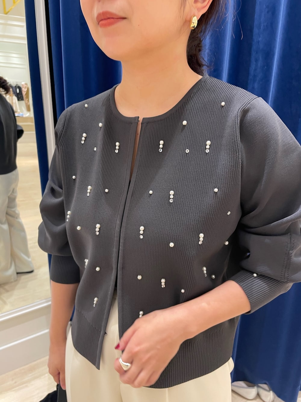 グレー系のカーディガン/ボレロ、ホワイト系のその他パンツを着用したレディースの秋コーディネートの5枚目の写真