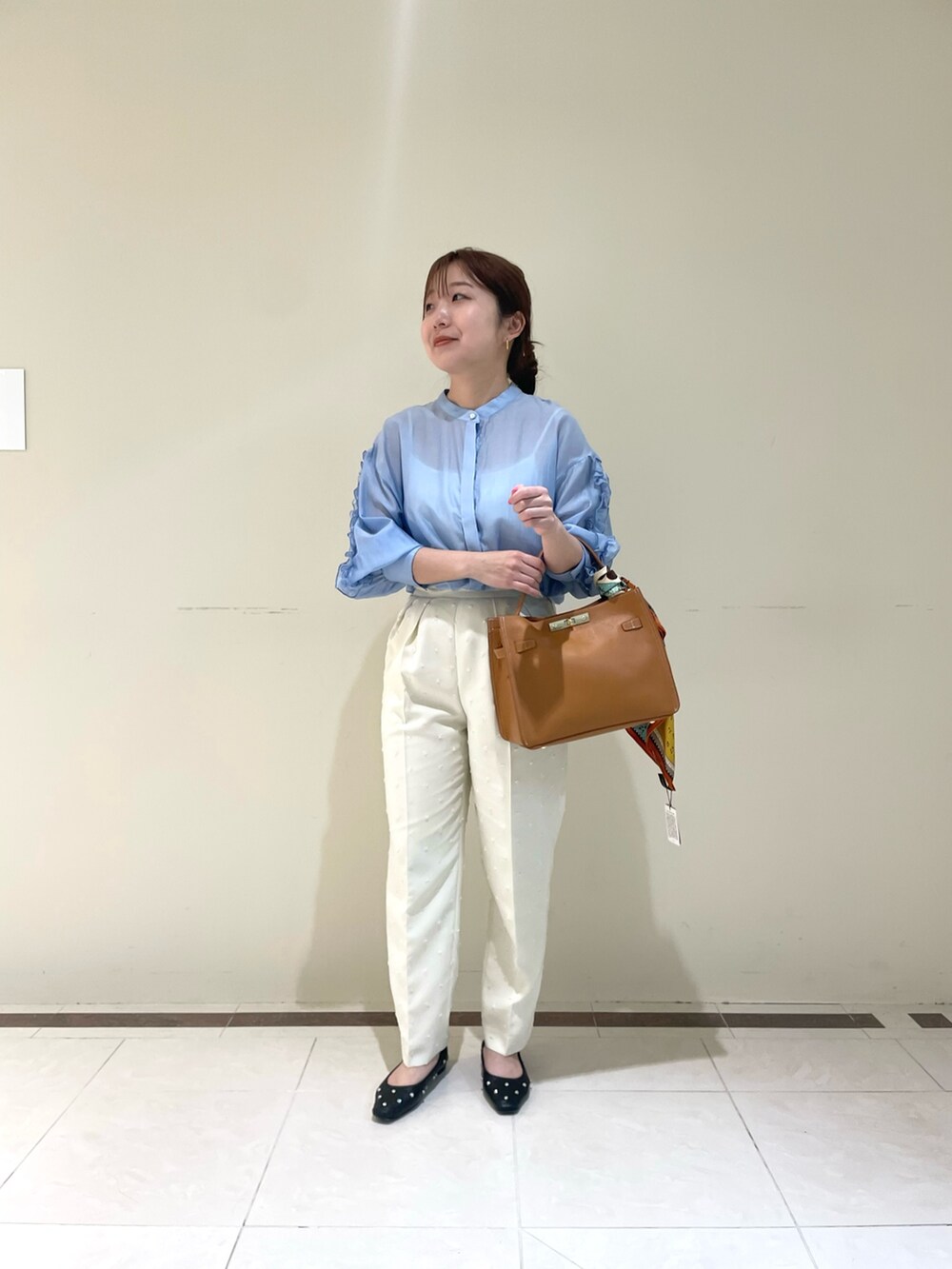 ブルー系のシャツ/ブラウス、ホワイト系のその他パンツを着用したレディースの春コーディネートの2枚目の写真