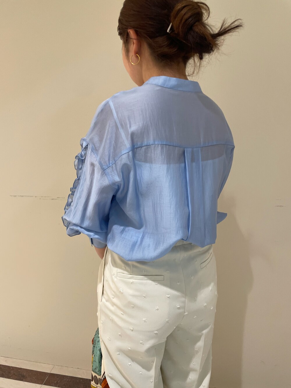 ブルー系のシャツ/ブラウス、ホワイト系のその他パンツを着用したレディースの春コーディネートの4枚目の写真