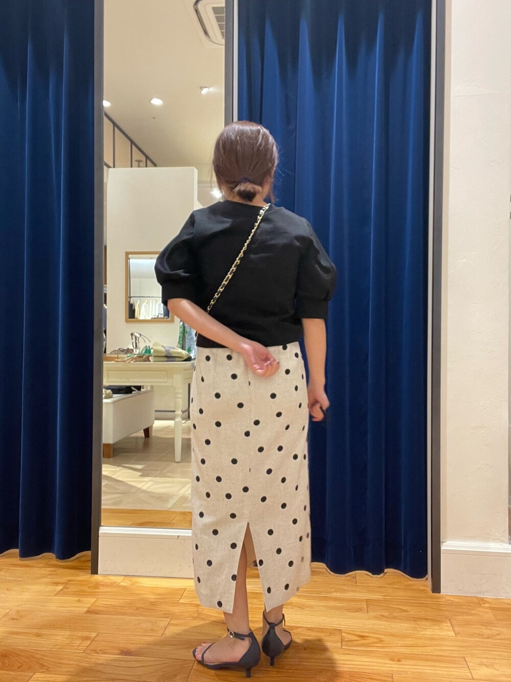 ブラック系のTシャツ/カットソー、ブラック系のスカートを着用したレディースの春コーディネートの5枚目の写真