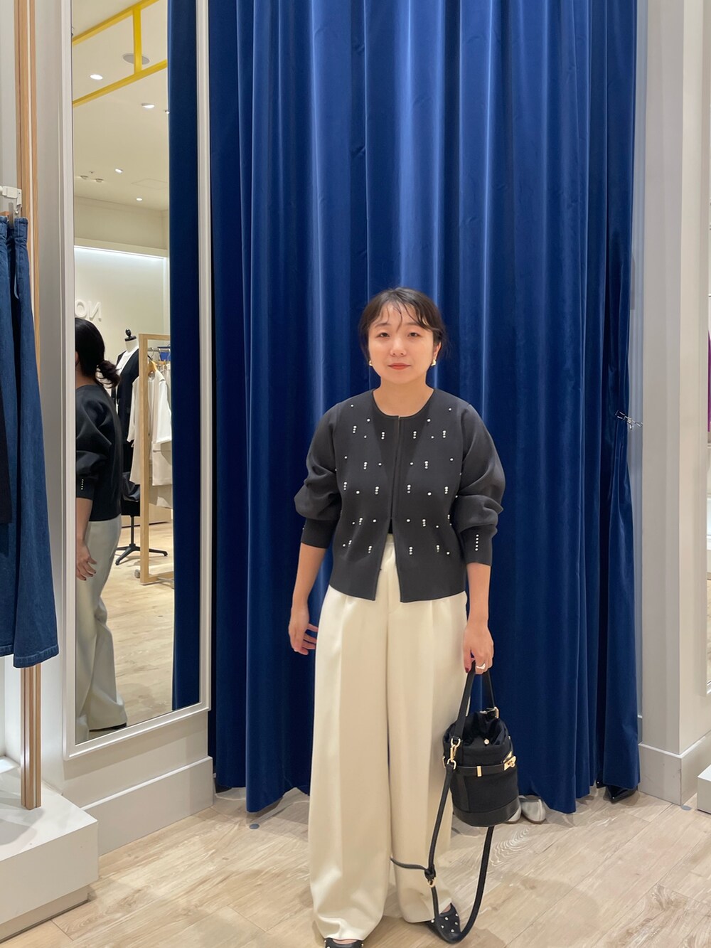 グレー系のカーディガン/ボレロ、ホワイト系のその他パンツを着用したレディースの秋コーディネートの2枚目の写真