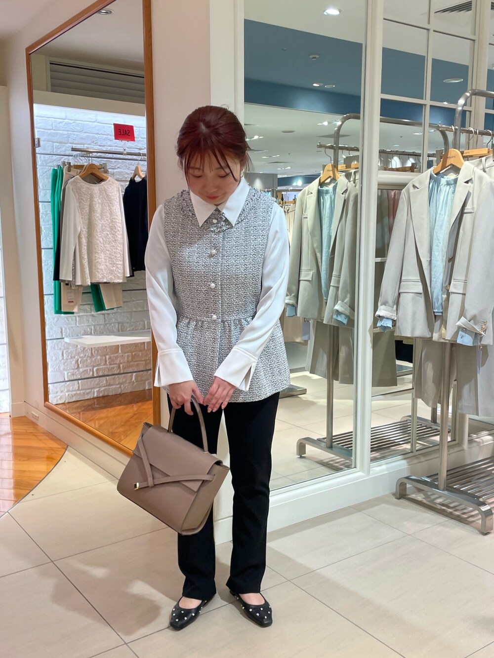 ホワイト系のシャツ/ブラウス、ブラック系のその他パンツ、ホワイト系のベストを着用したレディースの冬コーディネートの3枚目の写真