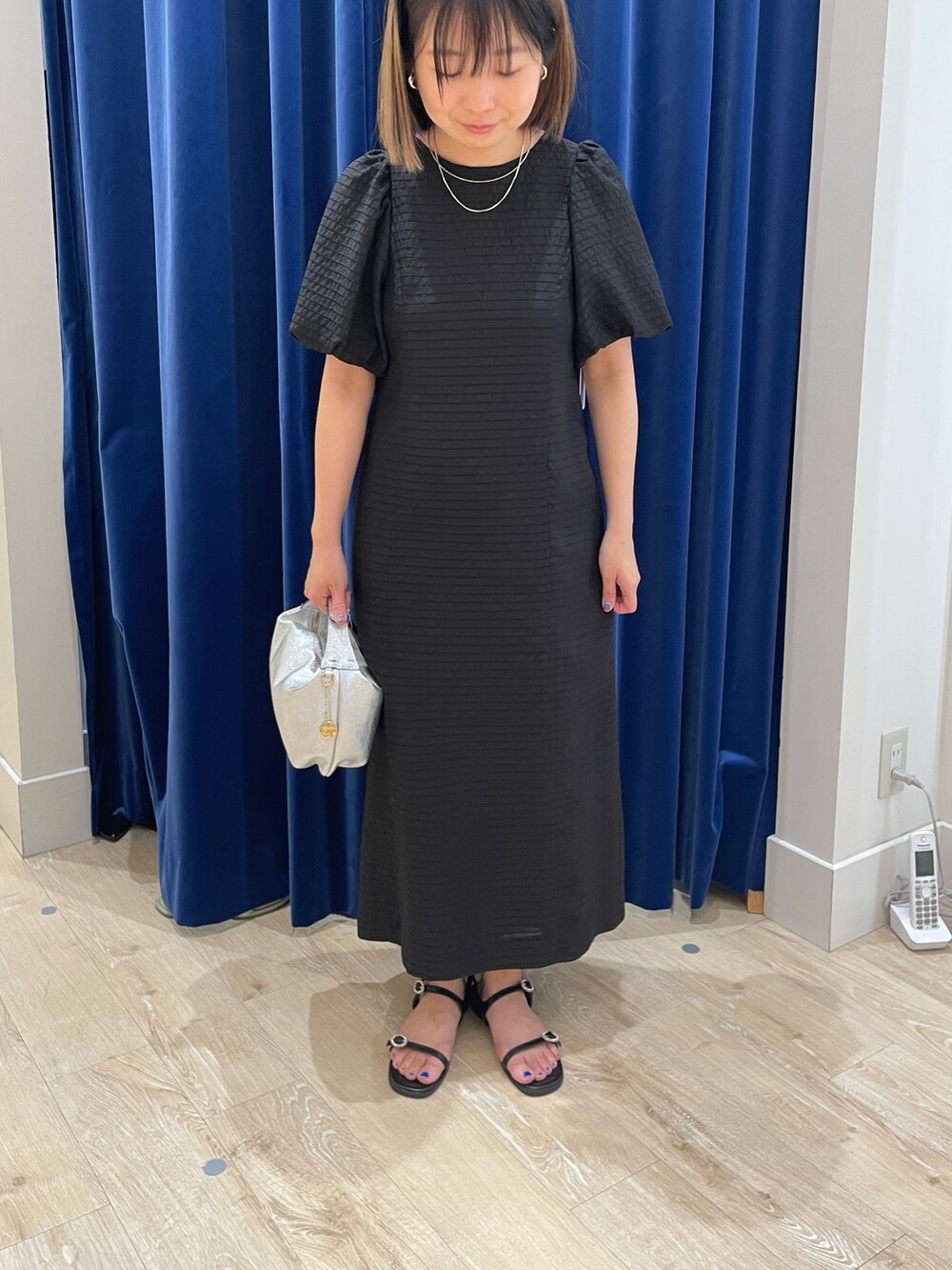 ブラック系のワンピースを着用したレディースの春コーディネートの4枚目の写真