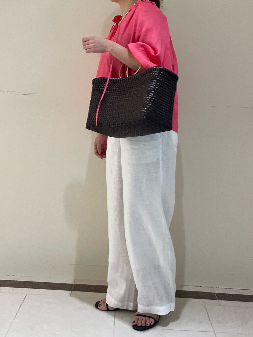 ホワイト系のその他パンツ、ピンク系のシャツ/ブラウスを着用したレディースの夏コーディネートの4枚目の写真