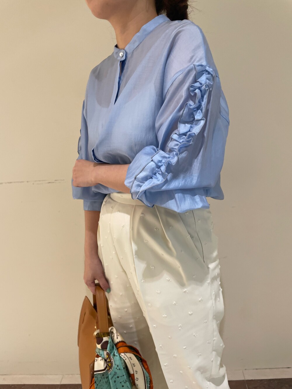 ブルー系のシャツ/ブラウス、ホワイト系のその他パンツを着用したレディースの春コーディネートの5枚目の写真