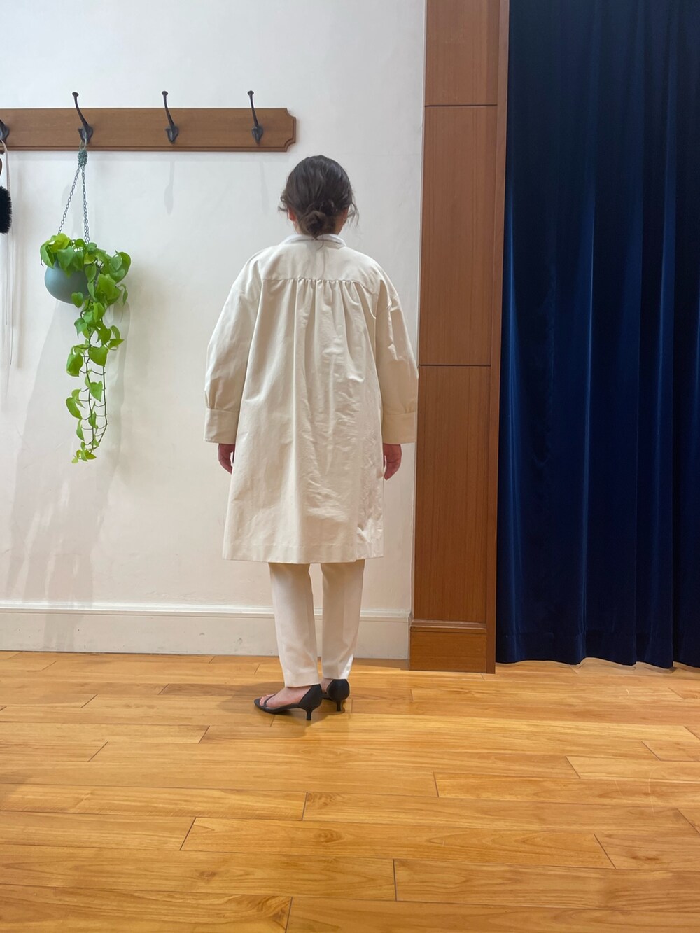 ホワイト系のその他アウター、ホワイト系のその他パンツ、ベージュ系のニット/セーターを着用したレディースの春コーディネートの4枚目の写真