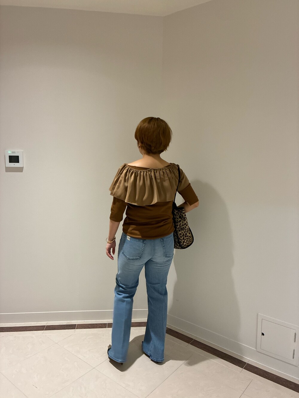 ブルー系のデニムパンツ、ブラウン系のTシャツ/カットソー、その他のトートバッグを着用したレディースの夏コーディネートの5枚目の写真