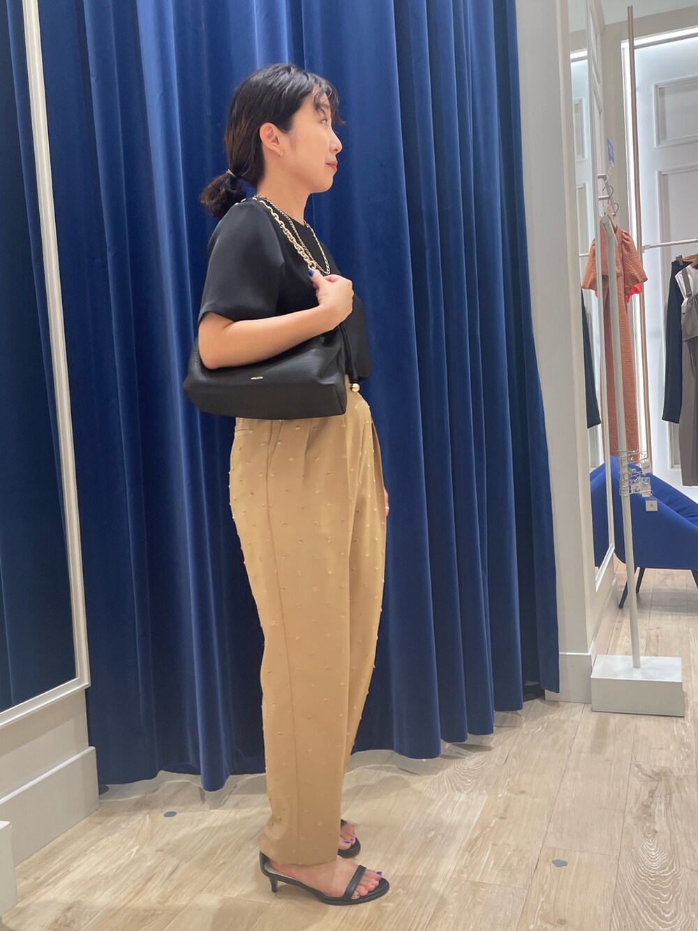 ブラック系のシャツ/ブラウス、イエロー系のその他パンツ、ブラック系のショルダーバッグを着用したレディースの夏コーディネートの3枚目の写真