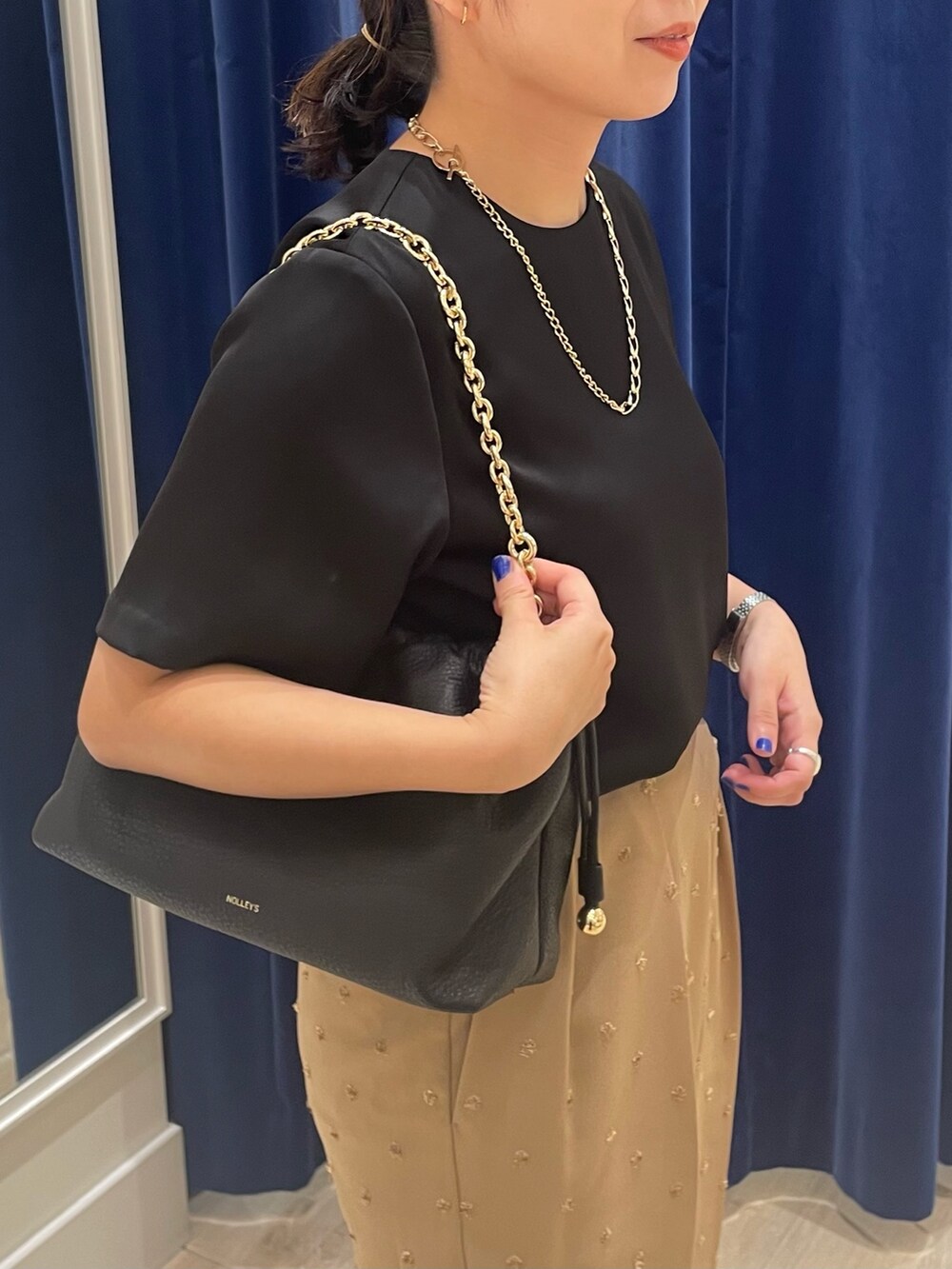 ブラック系のシャツ/ブラウス、イエロー系のその他パンツ、ブラック系のショルダーバッグを着用したレディースの夏コーディネートの5枚目の写真