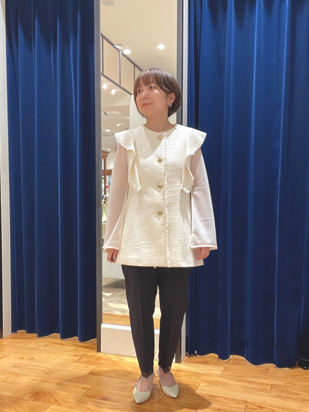 ホワイト系のベスト、ブラック系のその他パンツ、ホワイト系のTシャツ/カットソーを着用したレディースの夏コーディネートの5枚目の写真