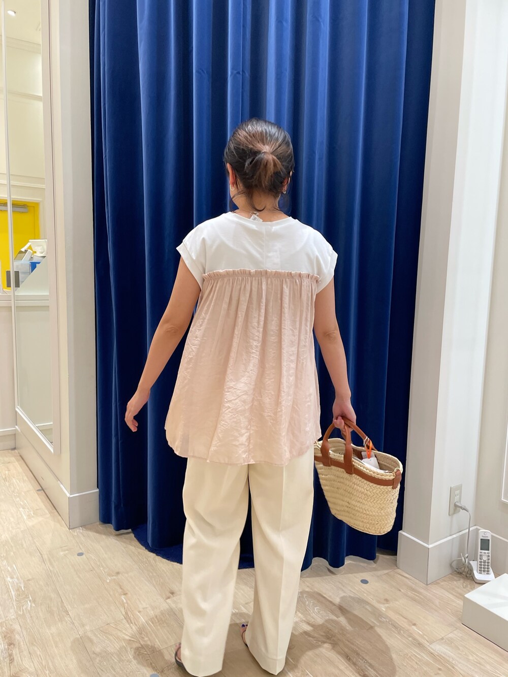 ピンク系のTシャツ/カットソー、ホワイト系のその他パンツを着用したレディースの夏コーディネートの5枚目の写真