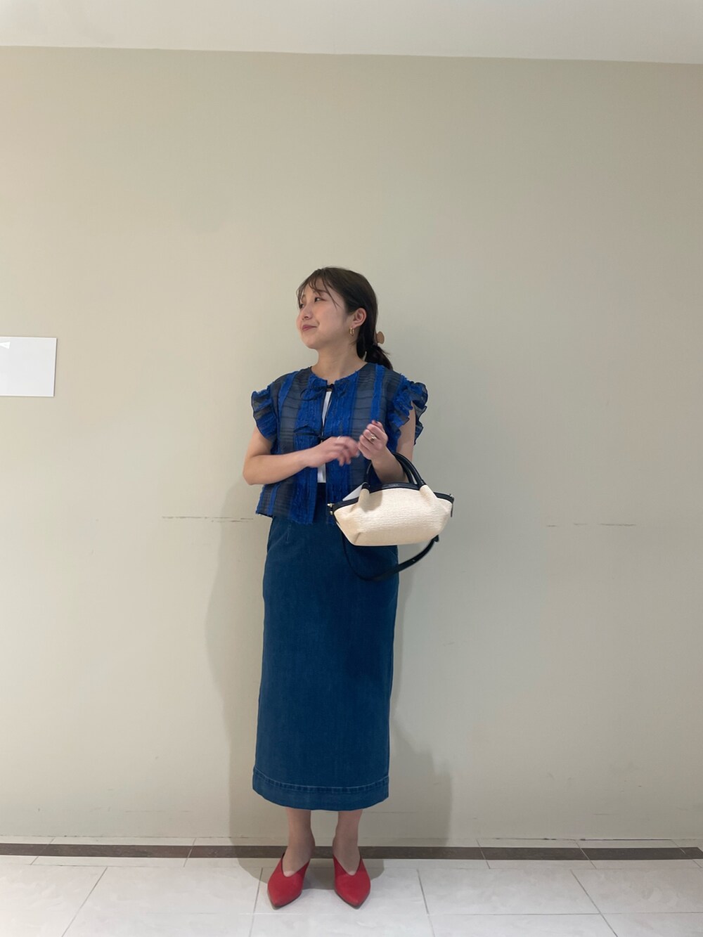 ブルー系のシャツ/ブラウス、ブルー系のスカートを着用したレディースの春コーディネートの3枚目の写真