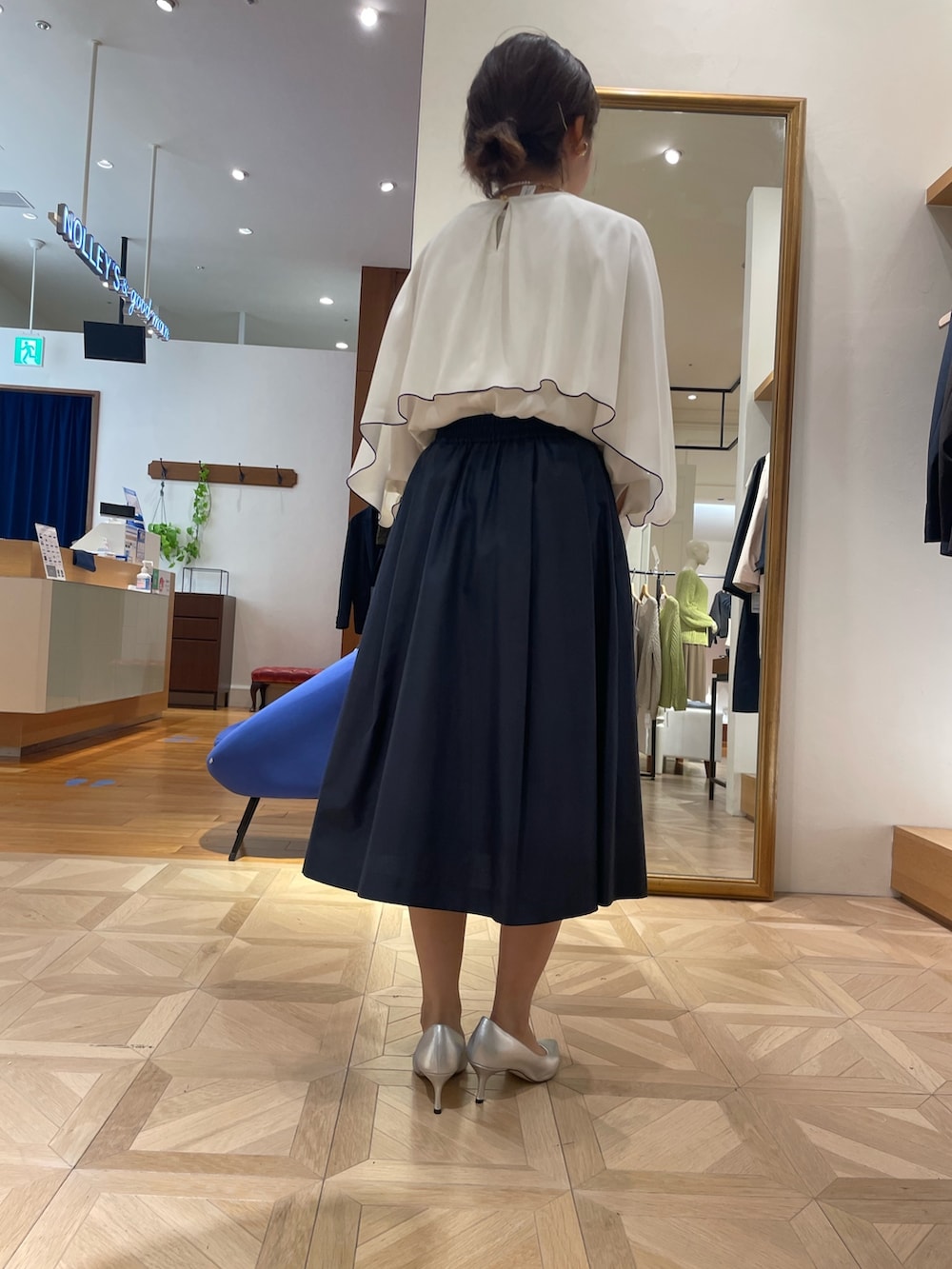 ホワイト系のシャツ/ブラウス、ブルー系のスカート、ブラック系のショルダーバッグを着用したレディースの春コーディネートの3枚目の写真