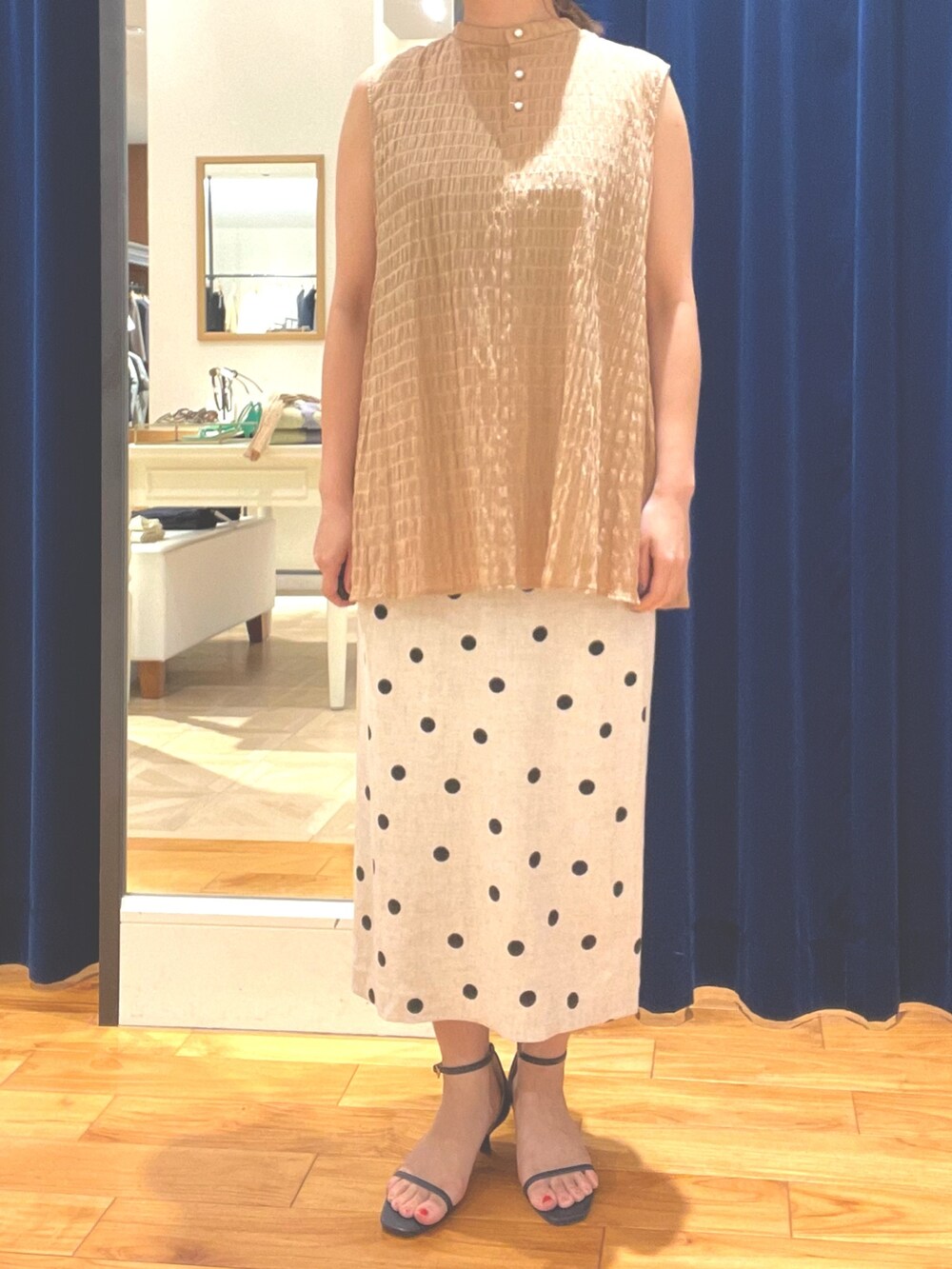 イエロー系のシャツ/ブラウス、ベージュ系のスカートを着用したレディースの春コーディネートの4枚目の写真