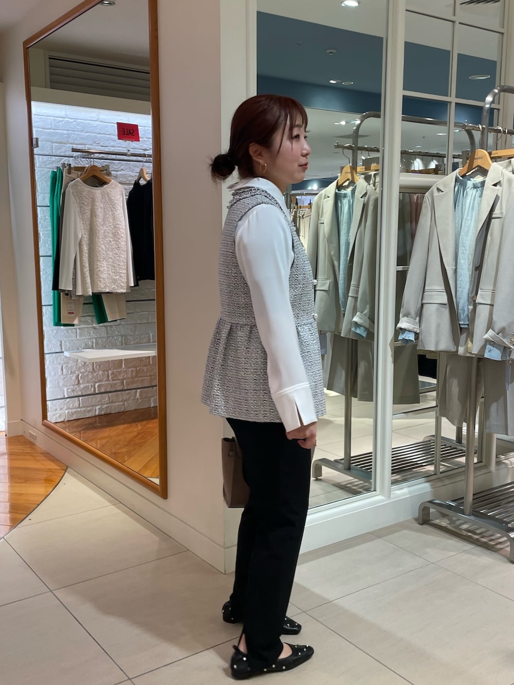 ホワイト系のシャツ/ブラウス、ブラック系のその他パンツ、ホワイト系のベストを着用したレディースの冬コーディネートの4枚目の写真