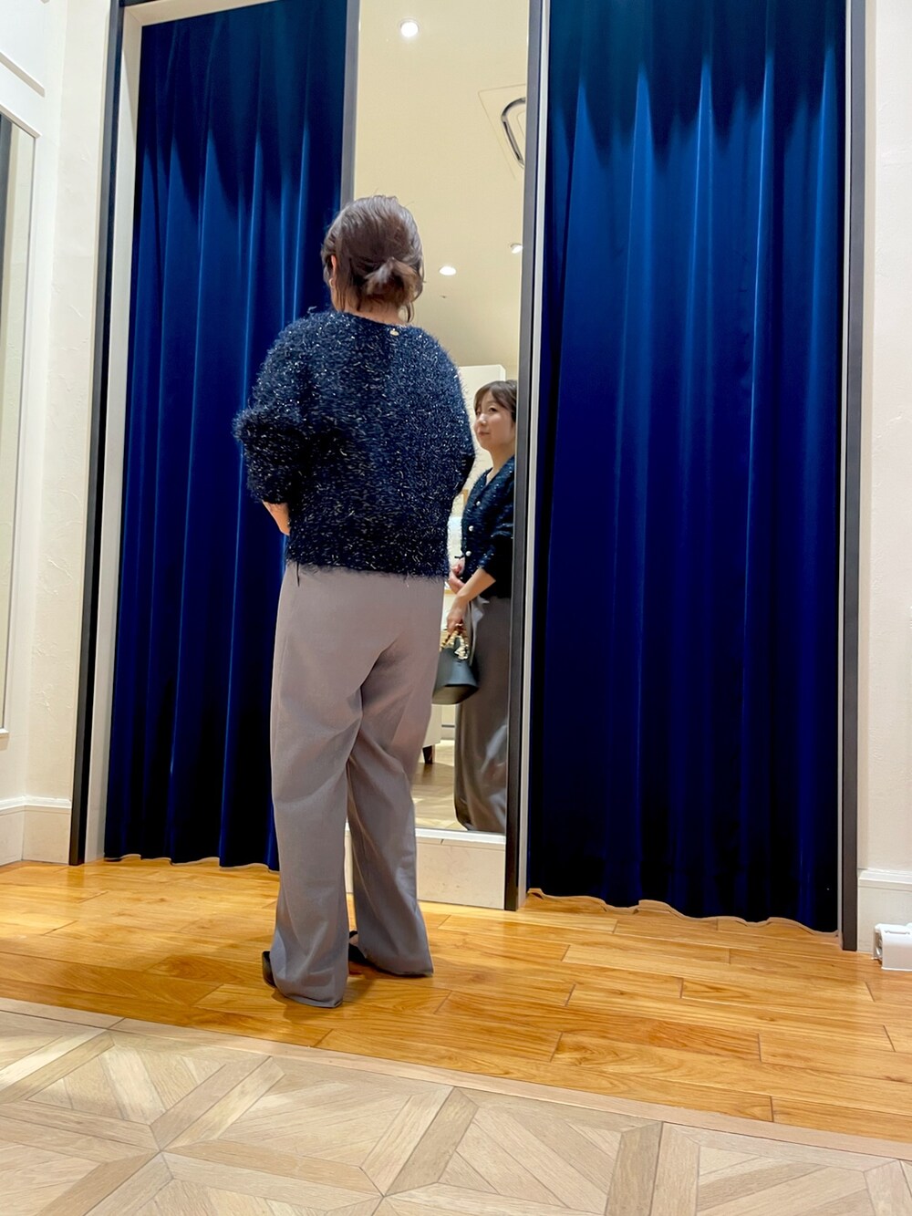 ブルー系のカーディガン/ボレロ、グレー系のその他パンツを着用したレディースの春コーディネートの4枚目の写真