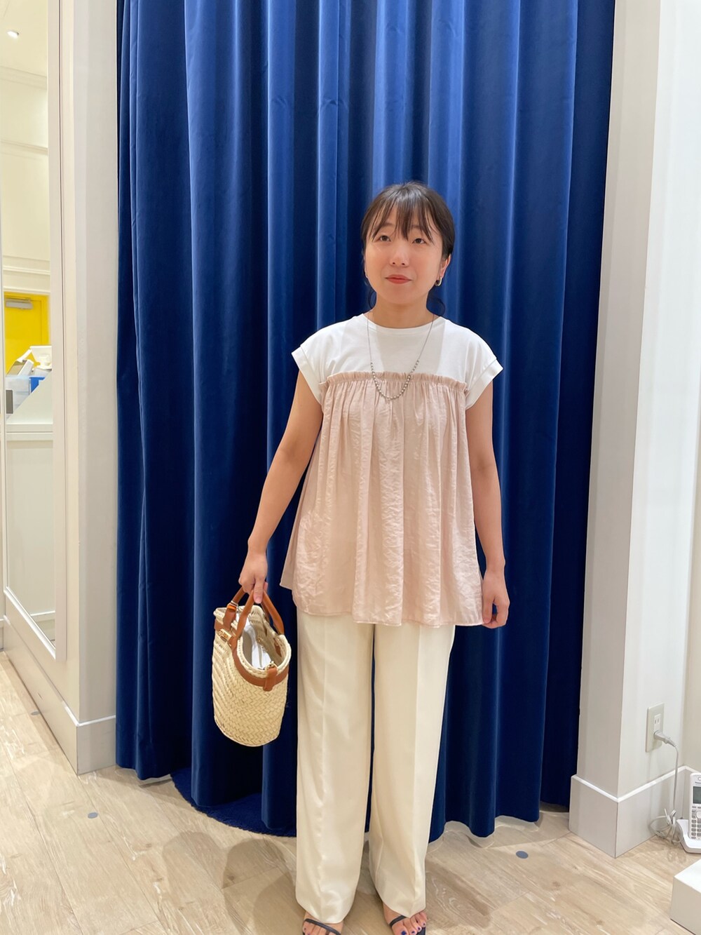 ピンク系のTシャツ/カットソー、ホワイト系のその他パンツを着用したレディースの夏コーディネートの2枚目の写真