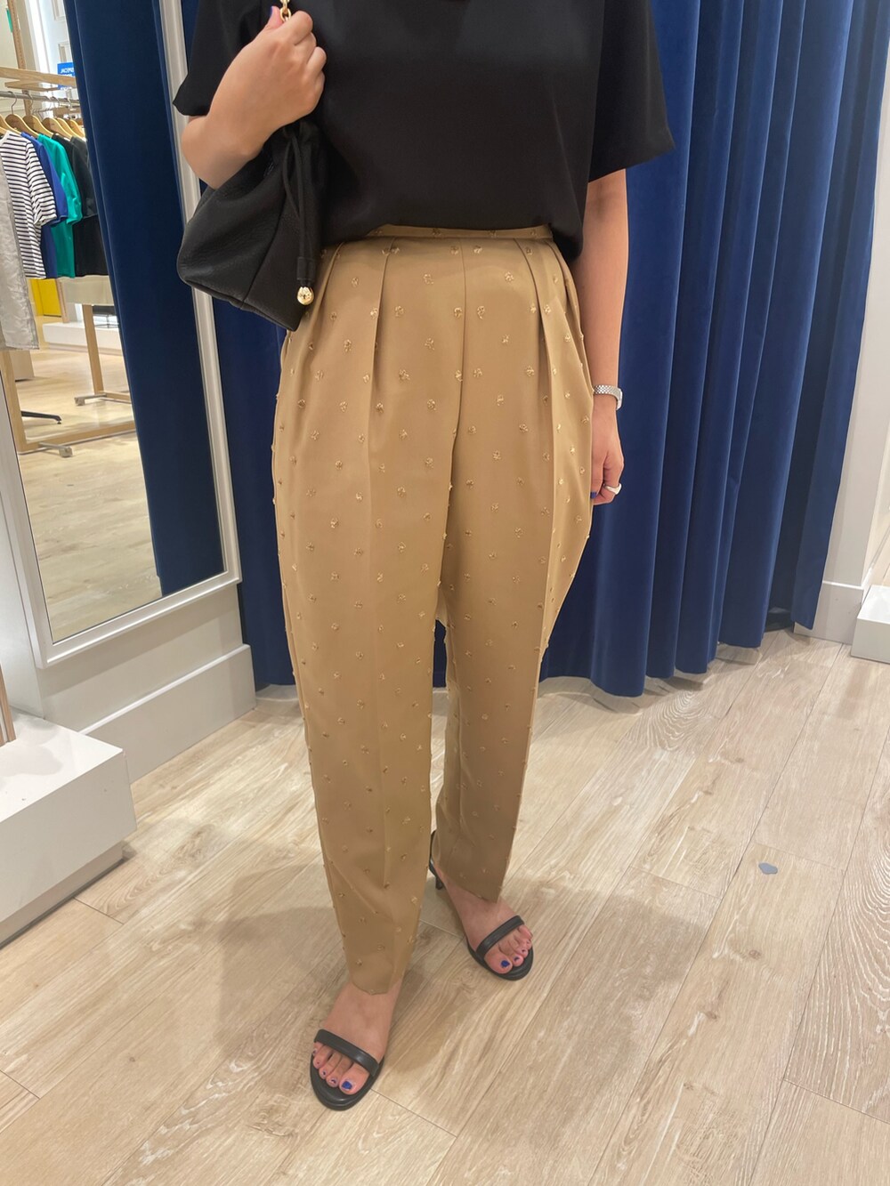 ブラック系のシャツ/ブラウス、イエロー系のその他パンツ、ブラック系のショルダーバッグを着用したレディースの夏コーディネートの4枚目の写真