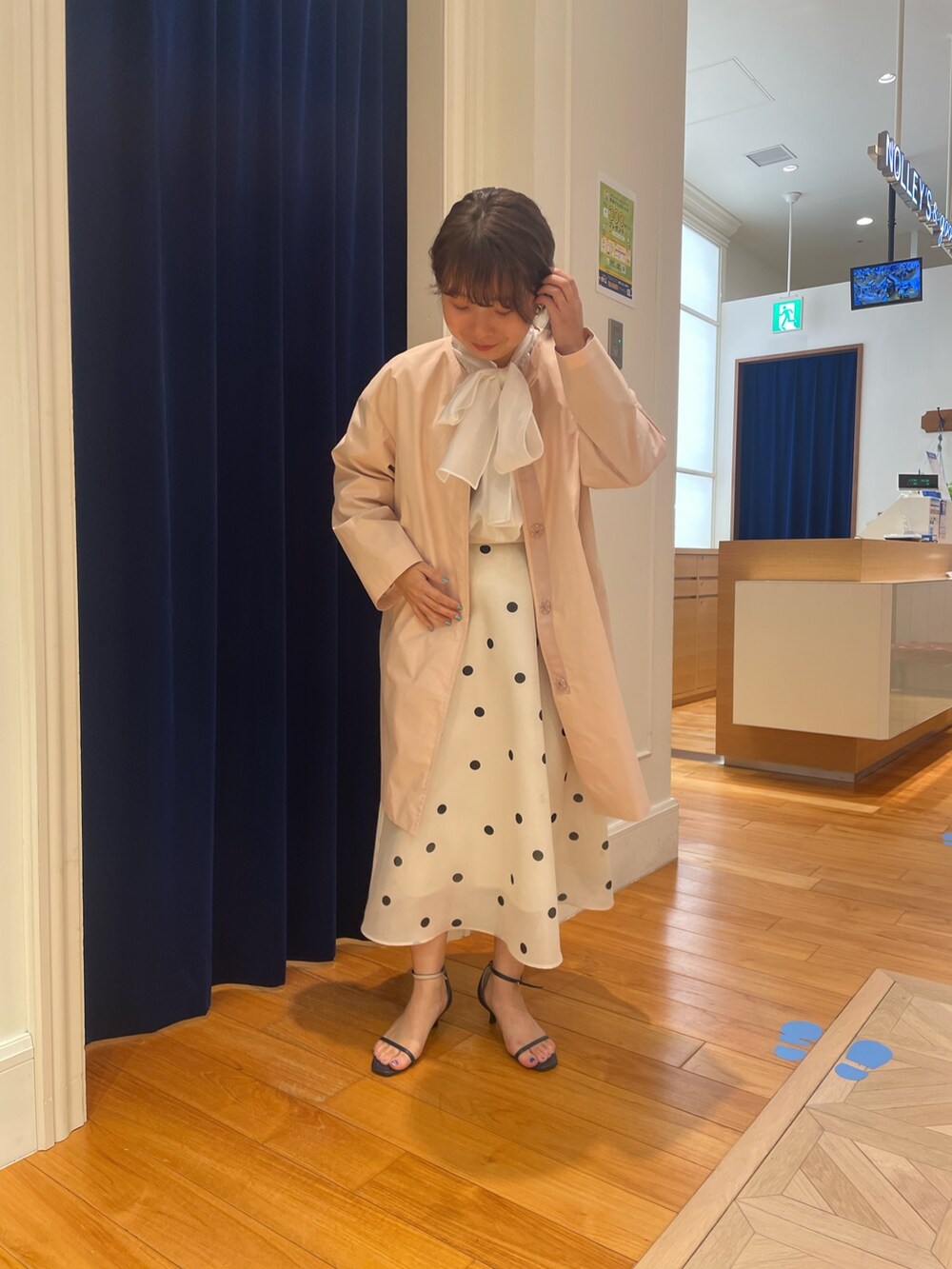 「キレイめコーデ、オフィスカジュアル、春コーデ、ピンクコート、低身長、骨格ストレート」｜「NOLLEY’Sの2WAYシアーリボンブラウス（シャツ/ブラウス、ホワイト系）」を使った、nolhamadaさん（レディース・153cm）の春コーディネートの3枚目の写真