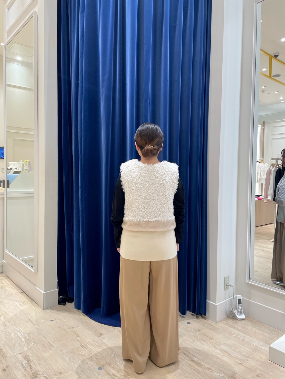 ホワイト系のベスト、ブラック系のTシャツ/カットソー、イエロー系のその他パンツを着用したレディースの秋コーディネートの4枚目の写真